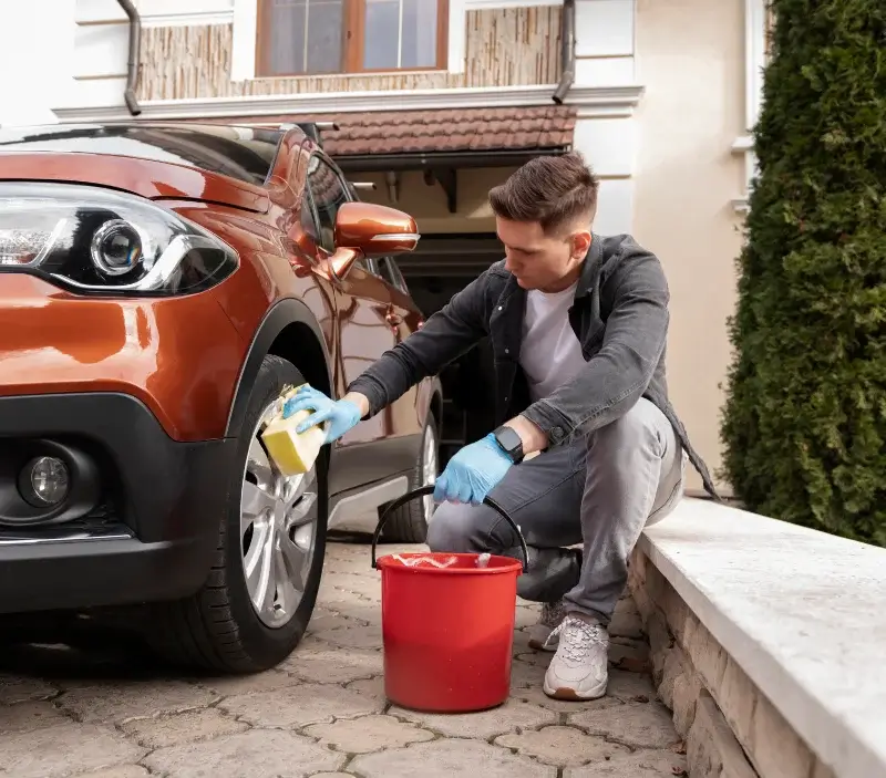 Lavage auto à domicile Martres-Tolosane : professionnel intervenant sur un véhicule